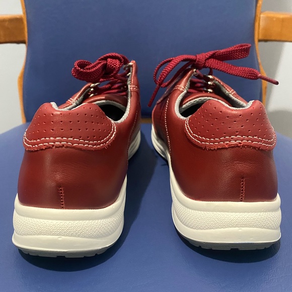 New SAS Sporty Lux leather walking/tennis shoe, Ruby Perf, Size 9N - Picture 3 of 16